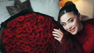 "فستان وبوكية ورد".. أحدث جلسة تصوير لـ يارا السكري باللون الأحمر 