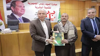 بالصور- محافظ المنيا يسلم 200 عقد جديد لتقنين أراضي أملاك الدولة
