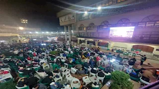 خطوة على الحلم.. جماهير الإسكندرية تتابع مباراة مصر ضد السنغال (فيديو وصور)