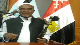 محافظ أسوان ينعى عوض هدل شيخ مشايخ البشارية 