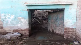 بالصورـ إنقاذ 3 أشخاص من تحت أنقاض منزل منهار في أسيوط