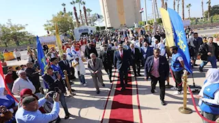 بالموسيقى العسكرية وإيقاد الشعلة.. أسوان تحتفل بعيدها القومي الـ 55 -صور