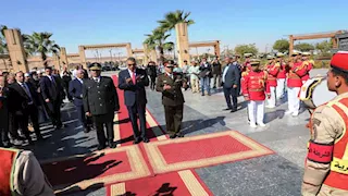 محافظ أسوان يضع إكليل الزهور على النصب التذكاري للشهداء في العيد القومي