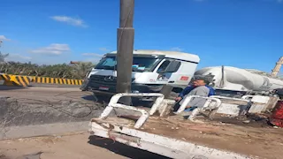 بالصور- تعطّل الحركة المرورية ببنها بعد اصطدام سيارة نقل بعامود إنارة