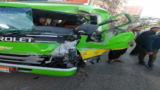 3 مصابين في تصادم سيارتين أمام مستشفى الرمد بالمنوفية (صور)