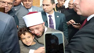 أهالي المقطم يحتفون بوزير الأوقاف ويلتقطون الصور معه بعد افتتاح "العزيز الحكيم"