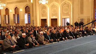 محافظ القاهرة يؤدي صلاة الجمعة بمسجد العزيز الحكيم بالمقطم- صور