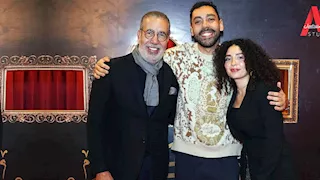 صور وفيديو من الكواليس..مدحت العدل يحتفل بعيد ميلاده في كواليس مسرحية "أم كلثوم"