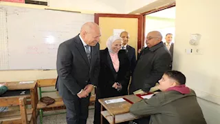 صور.. محافظ القاهرة يتفقد انطلاق امتحانات الشهادة الإعدادية