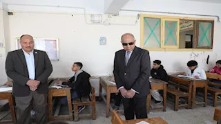 محافظ المنيا يتفقد عددًا من لجان الإعدادية للاطمئنان على الامتحانات (صور)