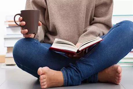 هل الجلوس متربعًا أمر طبيعي أم ضار؟