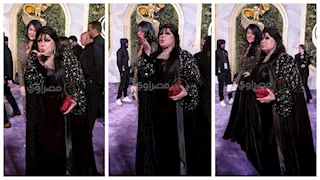 فيفي عبده تهدي قبلاتها لكاميرات وسائل الإعلام فور وصولها حفل joy awards 2026