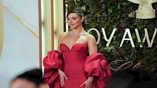 بفستان أحمر ناري جريء .. آية سماحة تخطف الأضواء في حفل جوي أووردز 2026