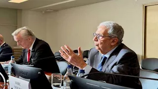 عمرو موسى يحذر من استخدام أدوات السلام وتسخيرها لخدمة مصالح القوى الكبرى