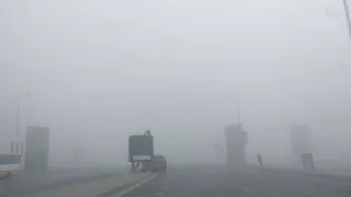 انعدام الرؤية.. "الضباب" يخفي معالم 6 أكتوبر وتحذير للسائقين (صور)