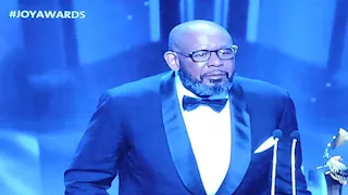 ظهر بـ"عكاز".. فوريست ويتكر يفوز بجائزة الإنجاز مدى الحياة من joy awards 