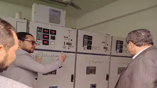 محافظ قنا يفاجئ مستشفى قفط.. توجيهات عاجلة لسد عجز الأطباء وحل أزمة الكهرباء