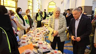 تذوقها المحافظ.. 35 ألف وجبة وفراولة لدعم أسر الإسماعيلية (صور)