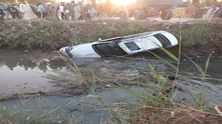 "الملاكي في الترعة".. إصابتان في حادث بطريق الغنايم في أسيوط (صور)