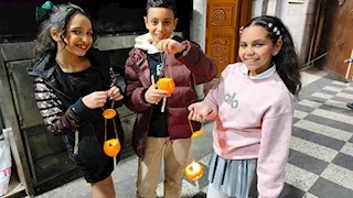 فانوس البرتقال.. الأطفال يزرعون البهجة في احتفالات الغطاس ببورسعيد (صور)
