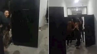 فيديو| مقاتلو العشائر يحررون نساء وأطفالا من سجون "قسد" في الرقة السورية