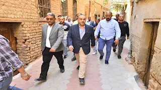 بالصور- محافظ أسيوط يتابع تطوير شارع المدارس بأبنوب