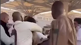 "من يموت هناك يدخل الجنة".. باكستاني يحاول خنق والده في المدينة المنورة (فيديو)