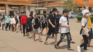 ترحيل 42 فيتناميا من كمبوديا