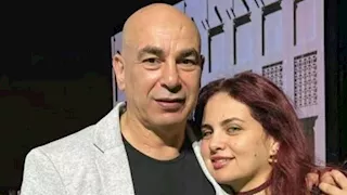 "بالأحضان".. استقبال خاص من زوجة حسام حسن في المطار (صور)