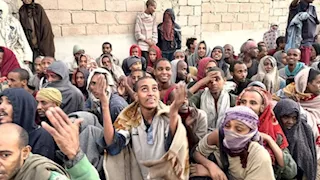 تحت الأرض لمدة عامين.. تحرير 221 مهاجرًا من سجن سرّي في ليبيا