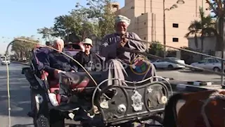 "السندريلا وملك بلجيكا ركب معايا".. سائق حنطور يحكي عن رحلاته بأسوان (فيديو وصور)
