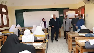 بالصور- محافظ الوادي الجديد يتفقد امتحانات الإعدادية الأزهرية بالخارجة