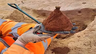 اكتشاف مدافن رملية غامضة تعود لأكثر من ألف عام.. صور