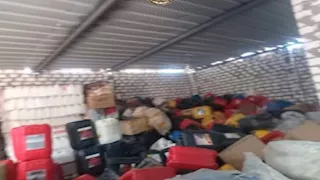 الشرطة تداهم مخزن لتعبئة زيوت السيارات في سوهاج