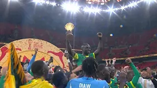 لقطة إنسانية من كوليبالي تجاه ساديو ماني أثناء تتويج السنغال بكأس الأمم الأفريقية 2025