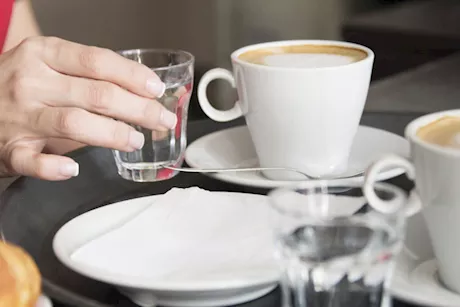لماذا يجب شرب الماء بعد القهوة؟ "فيديوجرافيك"