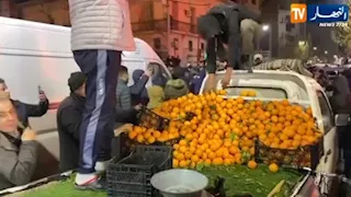 9 صور لبائع برتقال جزائري يوزع الفاكهة على الجماهير احتفالا بفوز السنغال