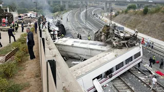 ارتفاع حصيلة قتلى حادث تصادم قطار فائق السرعة بإسبانيا إلى 39