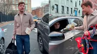 "مستر بيست".. أغنى يوتيوبر في العالم يوزع أموالا على المارة بالشارع