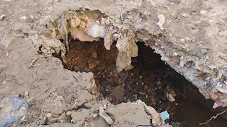   هبوط أرضي بطول 10 أمتار في شارع مكة المكرمة بمدينة طما