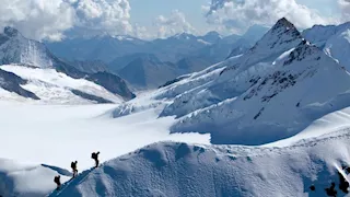 مقتل شخص وإصابة اثنين جراء انهيار ثلجي في شمال إيطاليا