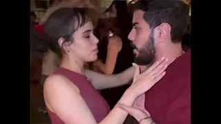 مدرب نور عمرو دياب في الرقص يهديها أولى أغانيه "جمال عينيها"