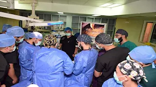 إجراء أول جراحة متطورة لاستئصال أورام المريء بالمناظير بمستشفيات سوهاج الجامعية