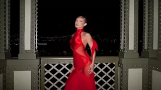 فستان شفاف.. 10 صور لـ بيلا حديد بإطلالة جريئة- ومصممة أزياء تعلق