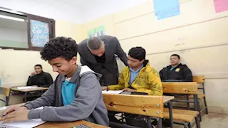  محافظ أسوان يطمئن على انتظام سير امتحانات الشهادة الاعدادية -صور