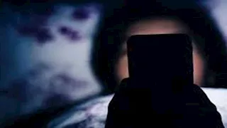 ماذا يفعل تصفح الهاتف قبل النوم بدماغك؟