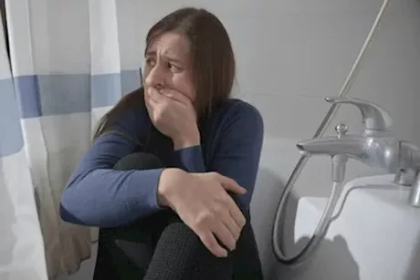 سيدة أربعينية تكتشف إصابتها بمرض خطير من برازها- ما القصة؟