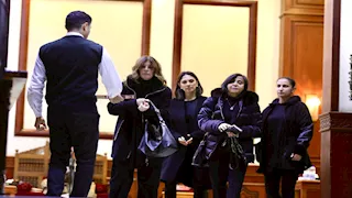 أشرف زكي وميرفت أمين.. نجوم الفن يقدمون العزاء في شقيق الفنانة شيرين