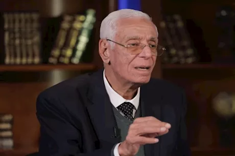 ليس التدخين- حسام موافي يحذر: هذا السبب الرئيسي لتليف الرئة