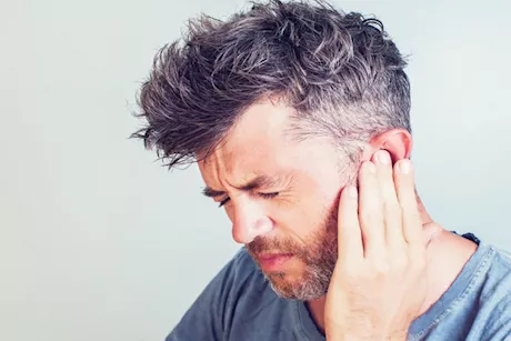 طبيب يحذر من هذا المرض: يصيب الأذن- وعلاجه في المنزل مستحيل "فيديو"